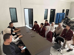 Kelompok Tonjol melakukan survei mengenai pinjol di Kelurahan Wates, Kota Bandung, Jawa Barat Kamis, 12 Oktober 2023(Foto: Kelompok Tonjol)