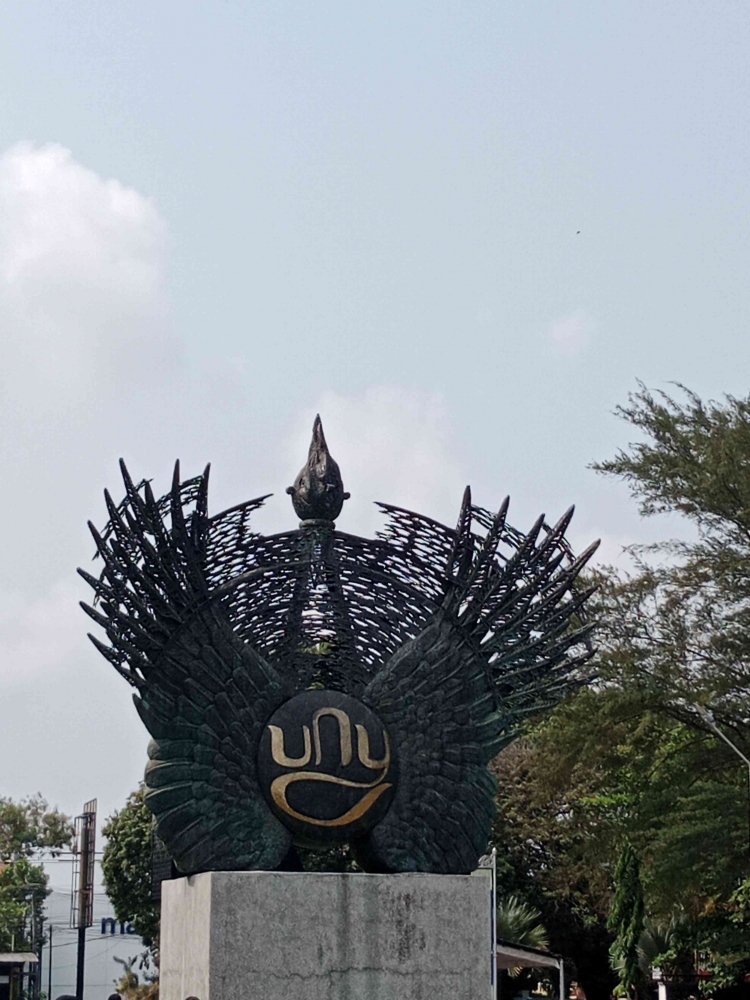 Pintu gerbang universitas yang ada di Yogyakarta. Kamis 09 November 2023.