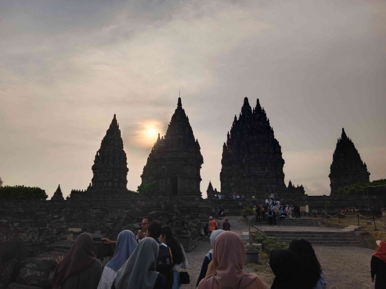 Keindahan dan sejarah dari candi prambanan. Jumat, 10 November 2023