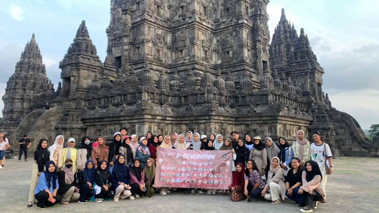 (Mahasiswa PGSD Universitas Pendidikan Indonesia kampus di Purwakarta melakukan Study Wisata di Candi Prambanan. Yogyakarta, Jumat 10/11/2023)