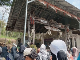 Penuh dengan memori yang menyentuh, Museum Mini Sisa Hartaku menjadi saksi bisu keganasan erupsi Merapi pada 2010. Bapak Sriyanto merubah sisa-sisa ru