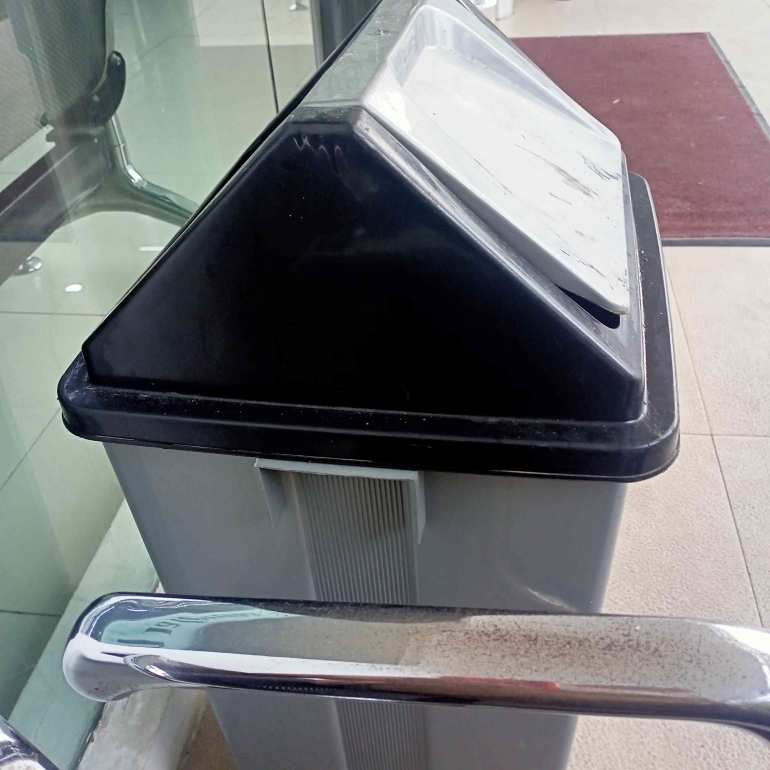 Tempat sampah di samping bangku besi (dokumen pribadi)