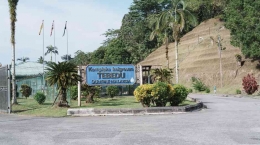 Gerbang Indonesia (Hitam) dan Gerbang Malaysia (putih) dilihat dari pos TNI Indonesia (dok. pribadi)