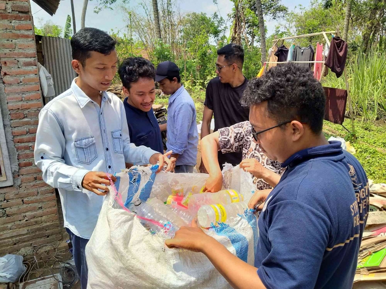 Gambar 1. Pemilahan Botol Plastik yang Terkumpul pada Bank Sampah Desa Pakisjajar (Dokpri)