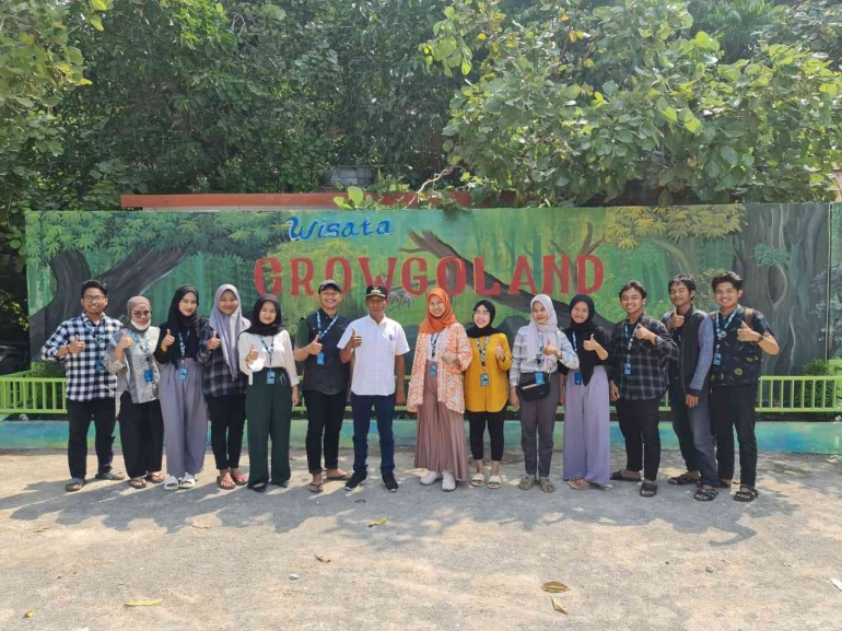 Foto bersama Kepala Desa Ngunut dan mahasiswa MMD 913 di depan foto spot lukisan Sendang Grogolan (dokpri)