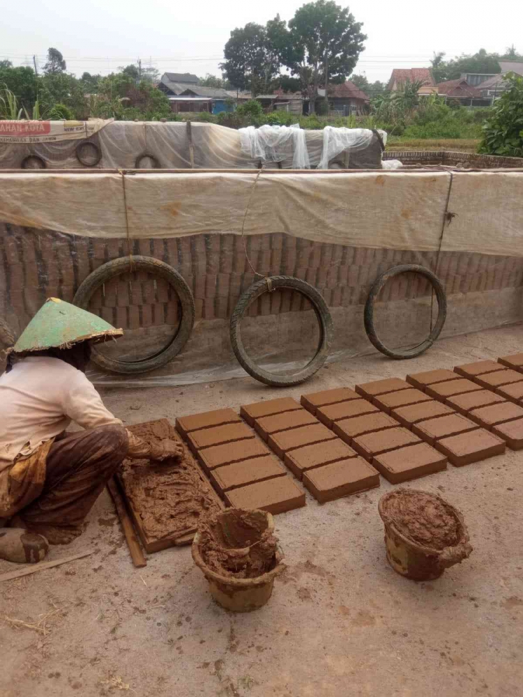 proses pebuatan batu bata di desa Cepagan