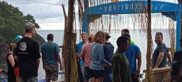 Wisatawan liveaboard turun ke Kampung Jerili Pulau Serua - Oktober 2022 ( Dokumentasi Pieter Sena Ursia)