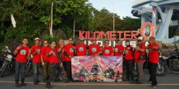 Foto bersama beberapa peserta touring di depan Monumen KM 0 Indonesia di Sabang, Aceh. (Kangmox)