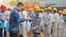 Direktur  PT GNI Tony Zhou Yuan membagikan bingkisan kepada tenaga kerja di momen Lebaran Idul Fitri 1444 Hijriah di kawasan perusahaan (Humas PT GNI)
