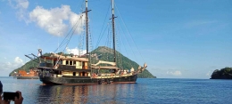 Kapal turis berlabuh di Perairan Pulau Serua bulan Oktober 2022 ( dokumentasi Pieter Sena Ursia)