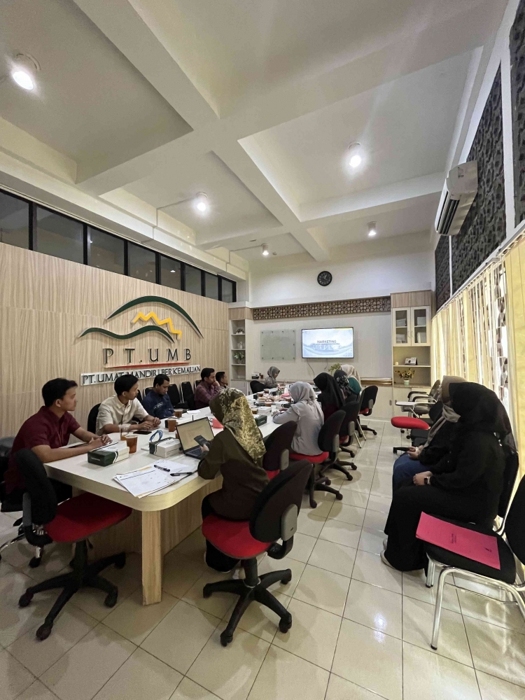 Pertemuan rutin tim marketing PT. UMB. Sumber Gambar : Dokumentasi Pribadi