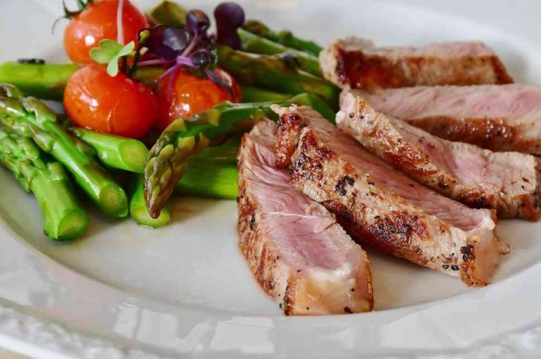 Ilustrasi makanan yang sehat dan halal (sumber: https://pixabay.com/photos/asparagus-steak-veal-steak-veal-2169305/) Input sumber gambar