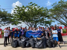 Aksi bersih sampah di Taman DEO Sorong 