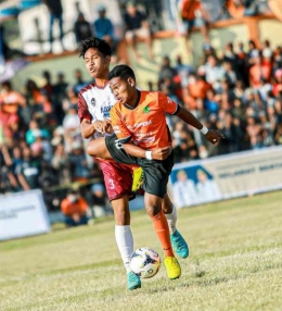 Duel maut antara dua pemain muda dari PSN Ngada dan Bintang Timur Atambua. Sumber/foto: instagram @psngada