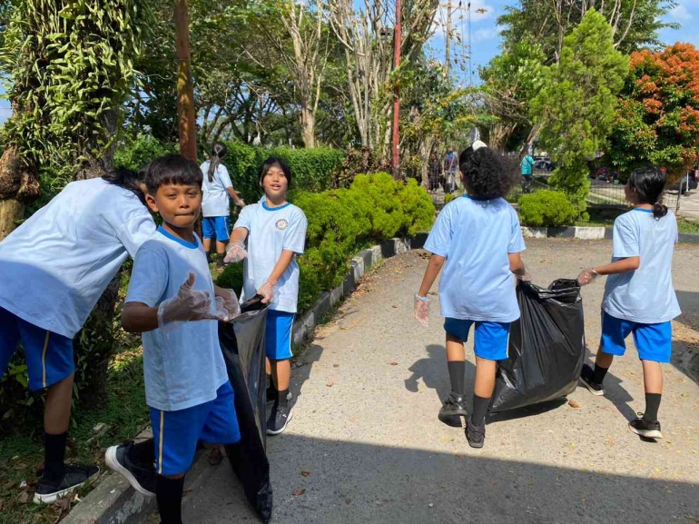 Pelajar Golden Gate semangat membersihkan sampah di Taman DEO Sorong