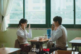 Penggunaan Bahasa isyarat oleh Ha Eun Gyeol dan Yoon Chung Ah. (dok. tvN)