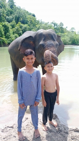 Anak anak (Syauka dan Jibran) bermain dengan Gajah di CRU Sampoiniet Aceh Jaya (sumber: M. Nasir)