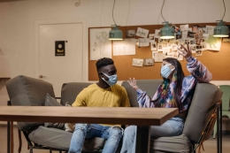 Sumber gambar: https://www.pexels.com/photo/a-man-and-woman-wearing-face-mask-while-having-conversation-8111286/