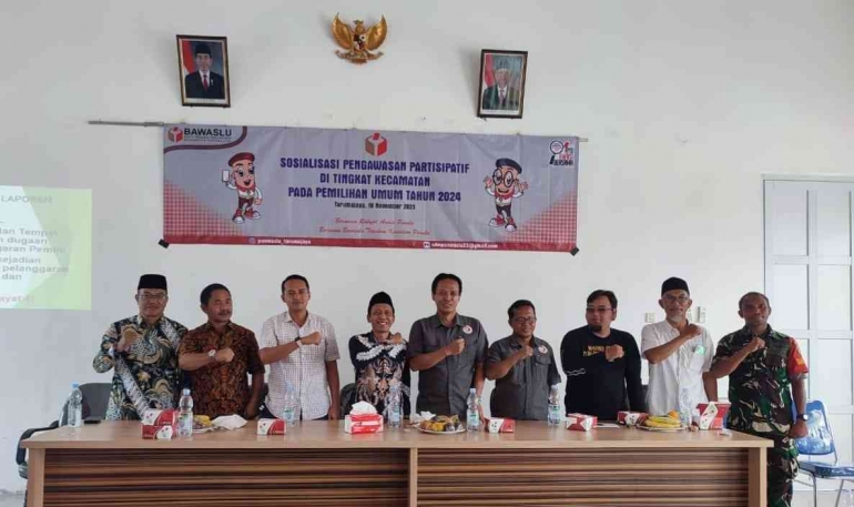 Anggota Bawaslu Kabupaten Bekasi, Syahril Hasibuan (keempat dari kiri). Dokpri