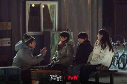 Ha Yi Chan berkomunikasi dengan bahasa isyarat pada keluarganya. (dok. tvN)