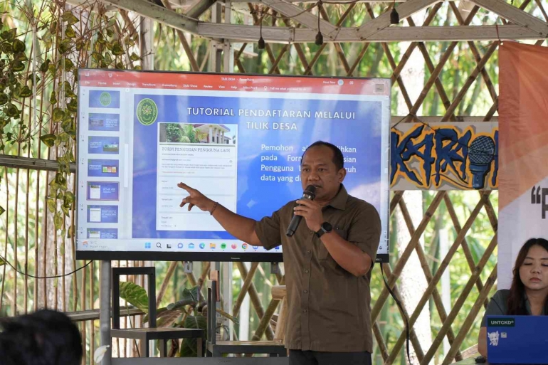 Pengenalan platform Tilik Desa, yang merupakan wadah untuk melakukan layanan persidangan online (Sumber : Humas Unmuh Jember). 