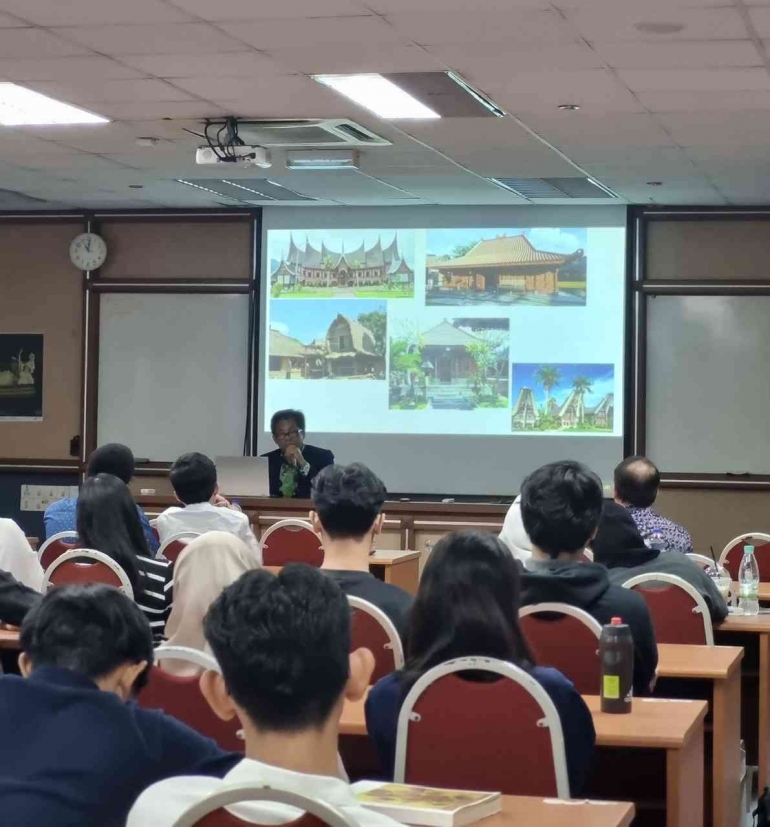Prof. Ponimin Presentasi pada program Kuliah Umum di UTM. (Dokpri)
