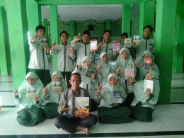 Kolaborasi siswa dan guru wujudkan melek literasi (foto: dokpri)