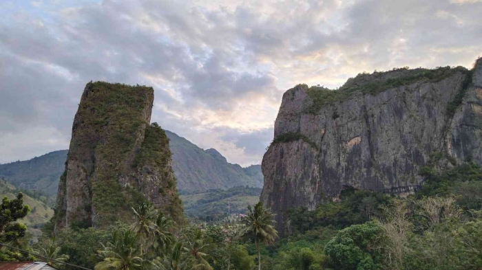 Tebing batu Tontonan, salah satu spot wisata di jalur Cakke-Baraka. Sumber: dok. pribadi.