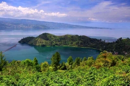 Pulau Samosir Danau Toba (di latar belakang) adalah kubah Gunung Toba yang sempat tenggelam ke dasar danau kaldera selama puluhan ribu tahun (Foto: Pesona Indonesia/indonesia.go.id)