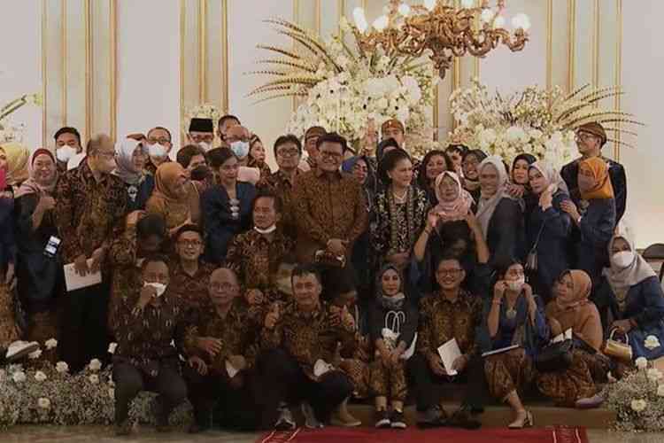 Ilustrasi Foto Keluarga di Acara Pernikahan (Sumber: Tangkapan Layar Resepsi pernikahan Kaesang dan Erina via kompas.com)