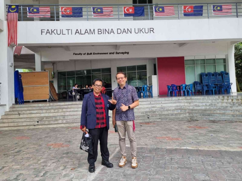 Prof. Ponimin Ketua Peneliti Bersama Dr. Rani UTM di Depan Fakultas Alam Bina Ukur Setelah Kuliah Umum.