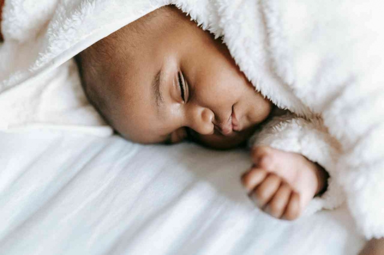 ilustrasi bayi tidur I sumber : pexels.com/William Fortunato
