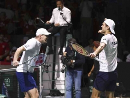 Harri Heliovaara (kiri) dan Otto Virtanen bersuka cita setelah menang atas ganda Kanada di Davis Cup 2023. (sumber foto: The Canberra Times)