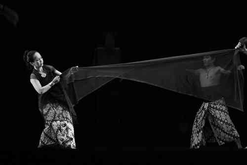Tarian Deddy Luthan dengan iringan saluang membuatku terpesona dengan saluang (sumber gambar: kelola.or.id)