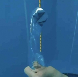 Ilustrasi botol di dalam air dalam (https://youtube.com/shorts/yONYIinOdis?si=jA1a_Eswik-SsBCG)