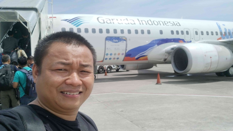Sesaat sebelum naik pesawat Garuda Indonesia di Bandara Sultan Hasanuddin, Makassar. Sumber: dok. pribadi. 
