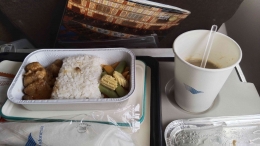 Sajian makan di atas pesawat Garuda Indonesia. Sumber: dok. pribadi. 