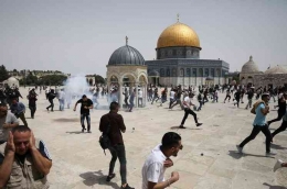 Ilustrasi peristiwa Intifada Al-Aqsa (sumber: AP PHOTO/MAHMOUD ILLEAN via Kompas.com)