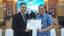 Kadiv PAS menyerahkan sertifikat penghargaan pada peraih predikat terbaik 2 pada diklat PKP