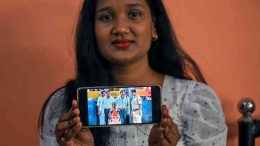 Devika Rotawan menunjukkan gambar ketika ia mengenali Mohammad Ajmal Amir Kasab di pengadilan di ponselnya. | Sumber: Sankhadeep Banerjee/BBC