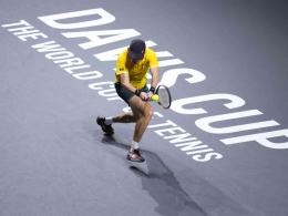 Salah satu aksi Alex de Minaur di babak semifinal Davis Cup Finals 2023. (sumber foto: RTHK/AP)