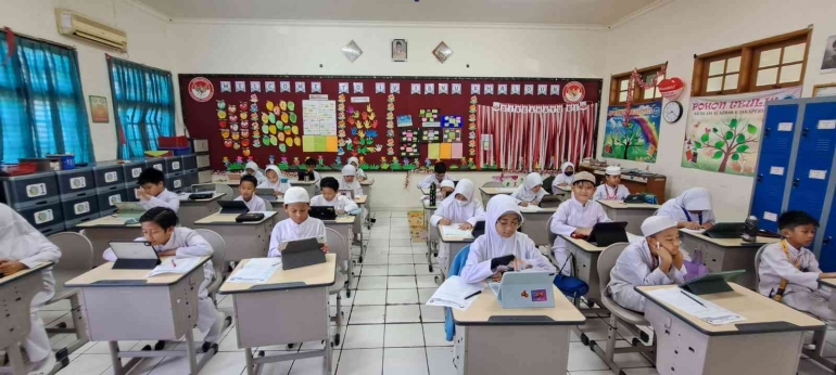 Sumber Gambar : Dok. Humas Sekolah (Siswa SD Islam Al Azhar 6 Jakapermai, pada Digital Smart Classroom). 