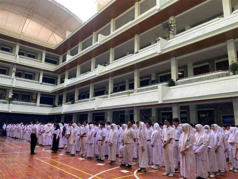 Sumber Gambar : Dok. Humas Sekolah (Siswa SMA Islam Al Azhar 4 Kemang Pratama sedang Melaksanakan Upacara). 