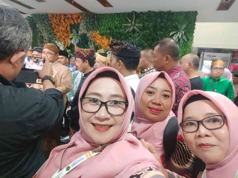 Kepala MTsN 6 Bantul berswafoto usai acara puncak HGN di GBK Jakarta (dok.maf)