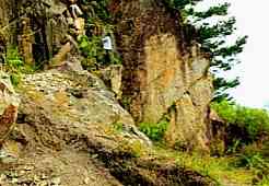Batuan ignimbrit di komplek Hotel Patrayasa Sibaganding, Geosite Parapat -Sibaganding yang terbentuk saat letusan Kaldera Porsea Gunung Toba pada 840,000 tahun lalu (Foto: BP Geosite Kaldera Toba)