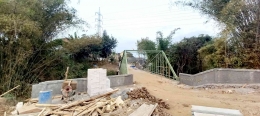 Finishing jembatan penghubung Joyogrand-Graha Agung di Merjosari, Malang. Foto : Parlin Pakpahan.