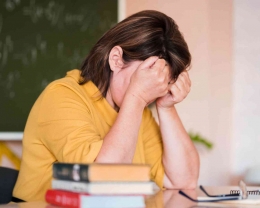 Ilustrasi guru stres karena banyak tuntutan sekolah. (sumber: freepik.com)