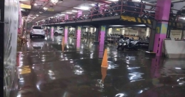Ruang parkir mobil dan kenderaan roda dua di lantai dasar Malang Town Square di bilangan Veteran kebanjiran. Foto : detik.com