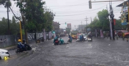 Jalan protokol di kota Malang dilanda banjir. Foto : detik.com.