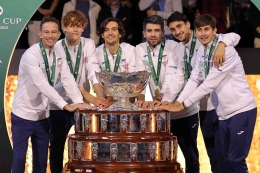 Tim Italia berpose dengan trofi Davis Cup 2023. (Sumber foto: Sports Tribune/LLUIS GENE/AGENCE FRANCE-PRESSE)
